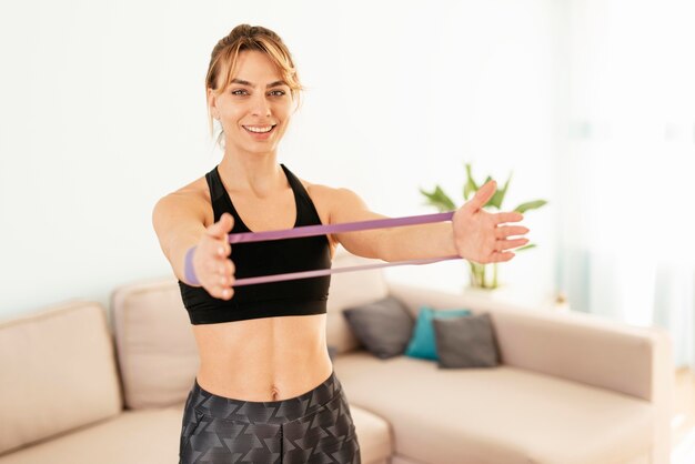 Mujer haciendo deporte en casa