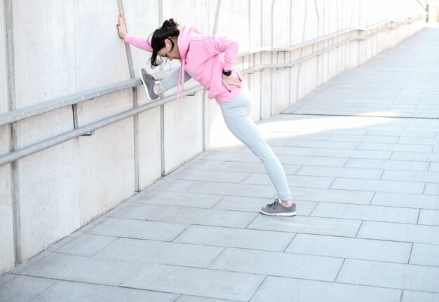 mujer haciendo deportes al aire libre