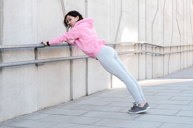 mujer haciendo deportes al aire libre