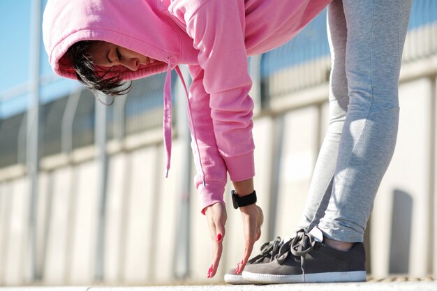 mujer haciendo deportes al aire libre