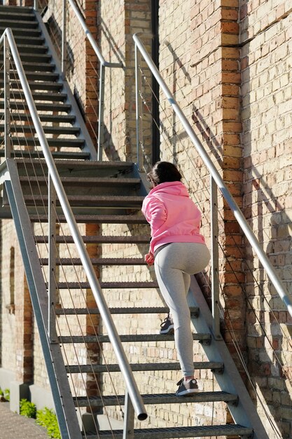 mujer haciendo deportes al aire libre