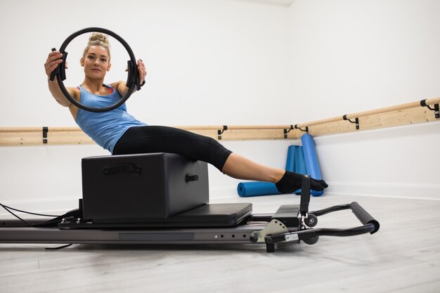 Mujer haciendo ejercicio con anillo de pilates