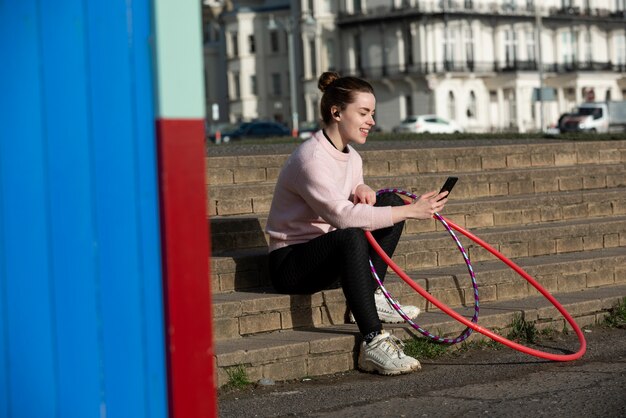 Mujer haciendo ejercicio con círculo de hula hoop