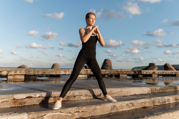 Foto gratuita mujer haciendo ejercicio en las escaleras con una bonita vista