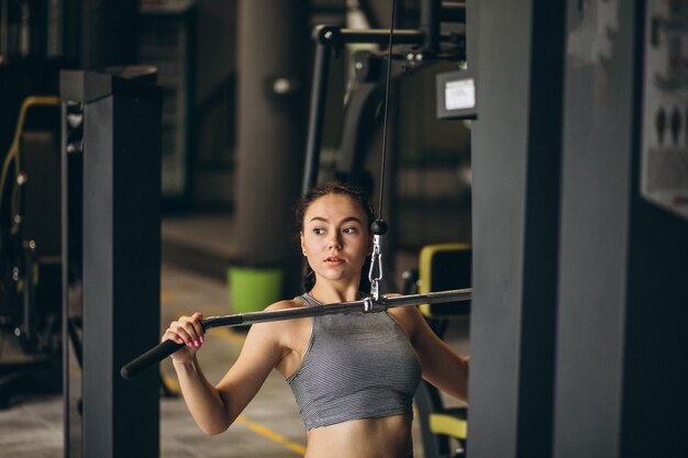 Mujer haciendo ejercicio en el gimnasio sola