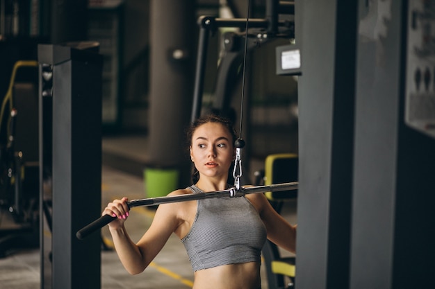 Mujer haciendo ejercicio en el gimnasio sola