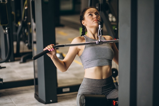 Mujer haciendo ejercicio en el gimnasio sola