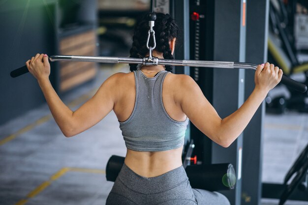 Mujer haciendo ejercicio en el gimnasio sola