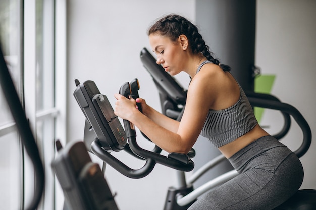 Foto gratuita mujer haciendo ejercicio en el gimnasio sola