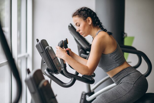 Mujer haciendo ejercicio en el gimnasio sola