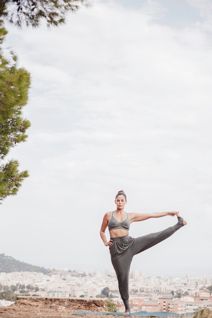 Mujer haciendo ejercicio de yoga al aire libre