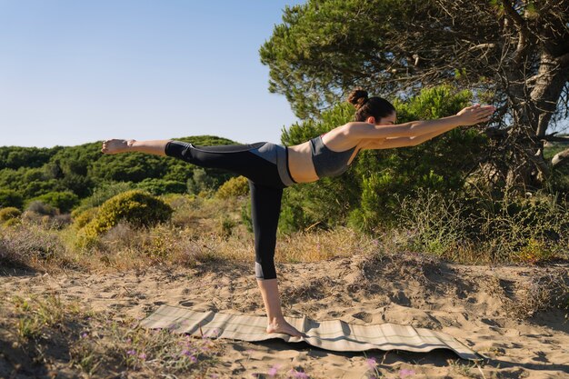 Mujer haciendo ejercicio de yoga