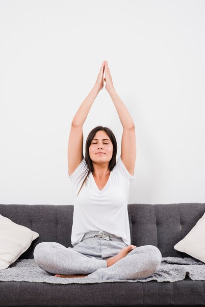 Mujer haciendo ejercicio de yoga