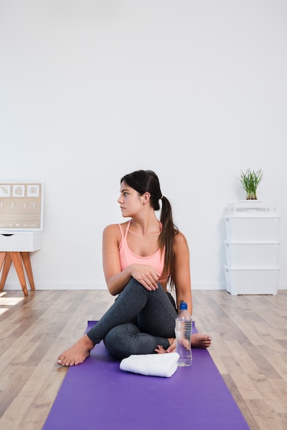 Foto gratuita mujer haciendo ejercicio de yoga