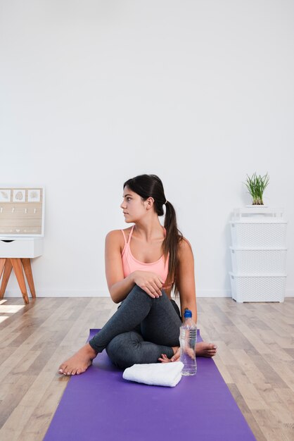 Mujer haciendo ejercicio de yoga