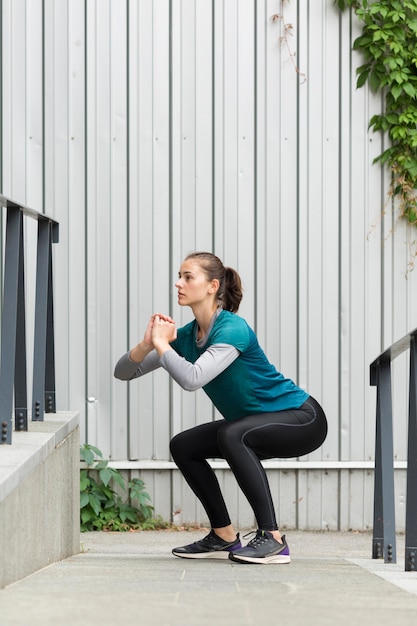 Foto gratuita mujer haciendo ejercicios deportivos