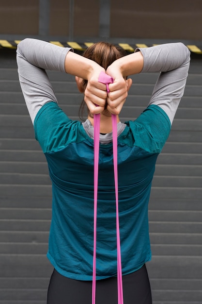 Foto gratuita mujer haciendo ejercicios deportivos