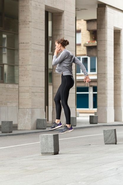 Foto gratuita mujer haciendo ejercicios deportivos