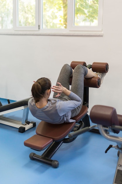 Foto gratuita mujer haciendo ejercicios deportivos