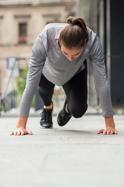 Foto gratuita mujer haciendo ejercicios deportivos