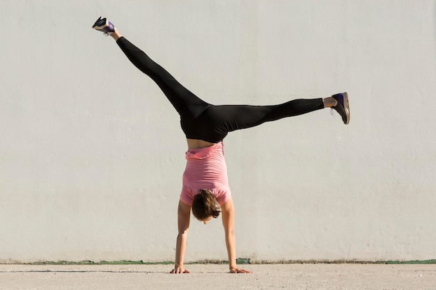 Mujer haciendo ejercicios deportivos