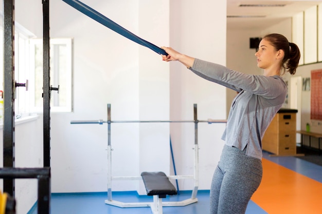 Mujer haciendo ejercicios deportivos