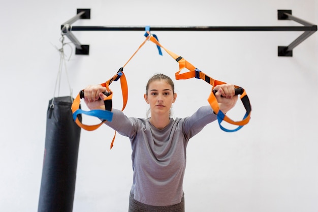 Foto gratuita mujer haciendo ejercicios deportivos