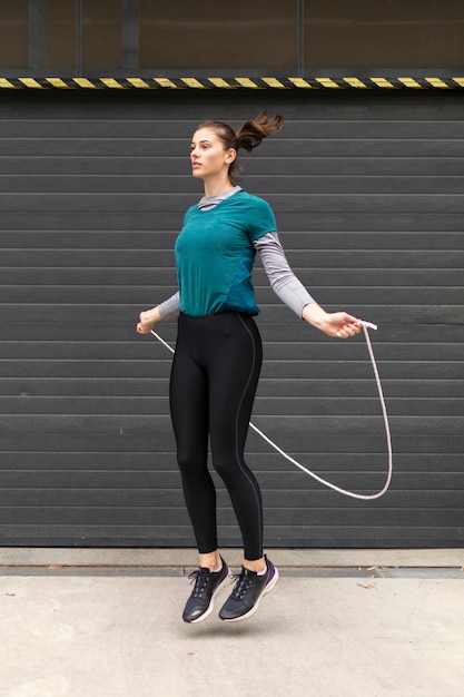 Mujer haciendo ejercicios deportivos