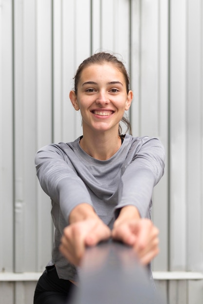 Foto gratuita mujer haciendo ejercicios deportivos