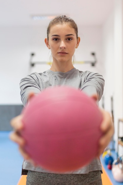 Foto gratuita mujer haciendo ejercicios deportivos