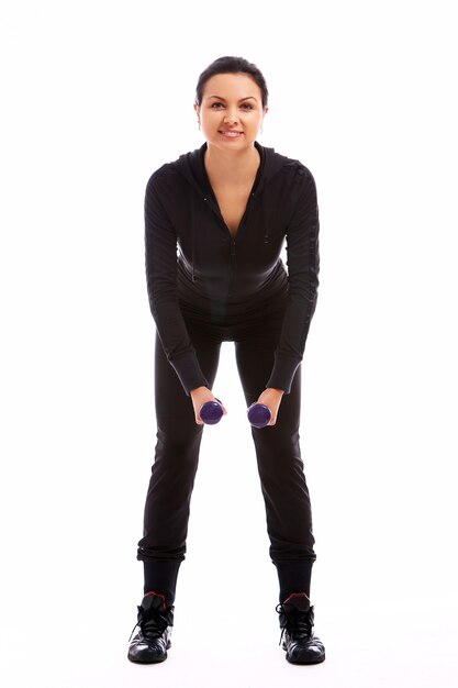 Mujer haciendo ejercicios de fitness con pesas