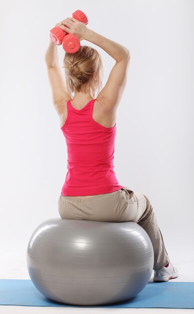 Mujer haciendo ejercicios de pilates y equilibrio