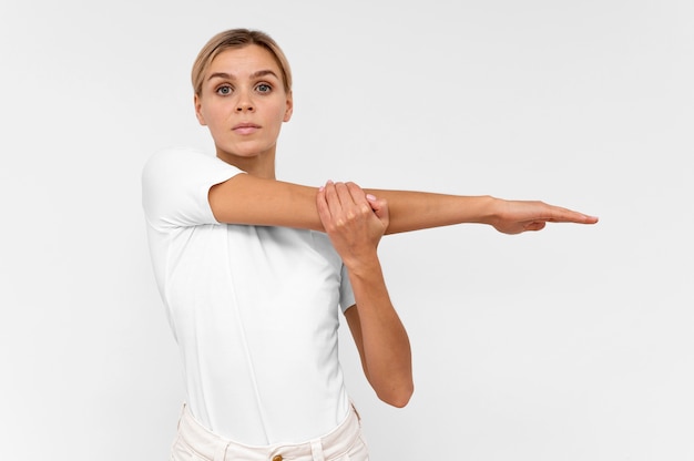 Mujer haciendo fisioterapia con brazos