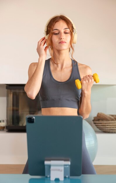 Mujer haciendo fitness en casa en mat