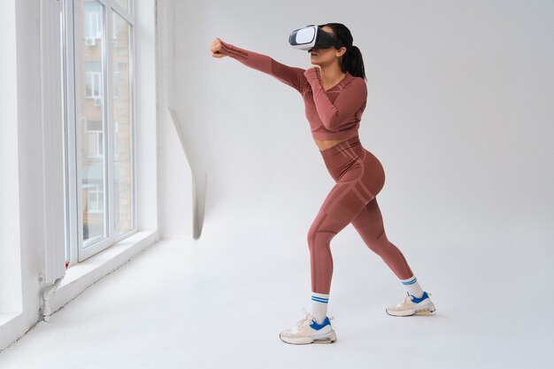 Mujer haciendo fitness con gafas vr