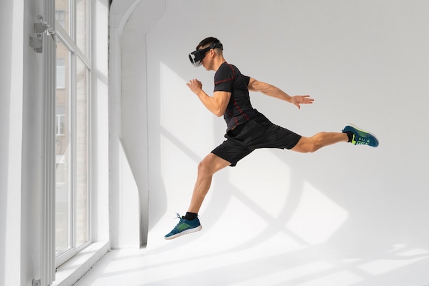 Foto gratuita mujer haciendo fitness con gafas vr