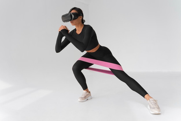 Mujer haciendo fitness con gafas vr