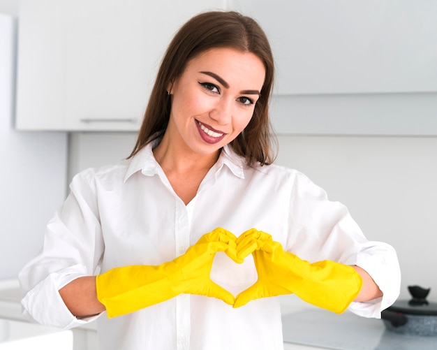 Mujer haciendo forma de corazón con sus manos