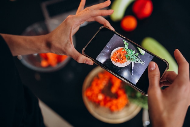 Foto gratuita mujer haciendo foto de una comida en su teléfono