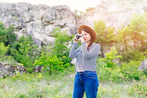 Mujer haciendo foto en la naturaleza