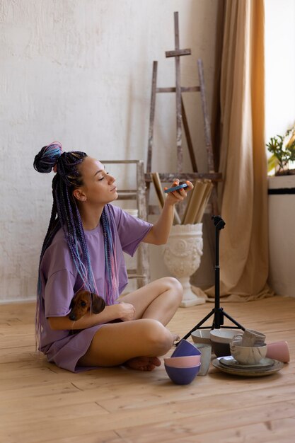 Mujer haciendo fotografía de producto con su perro