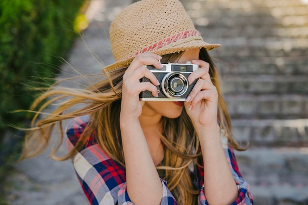 Mujer haciendo fotos de su viaje