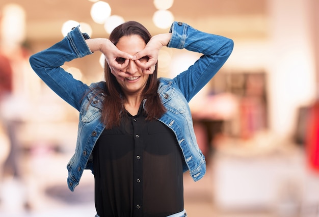 Foto gratuita mujer haciendo gafas con sus manos