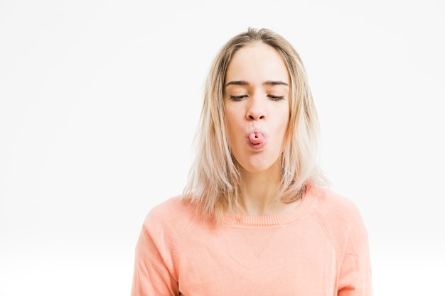 Mujer haciendo gesto con lengua