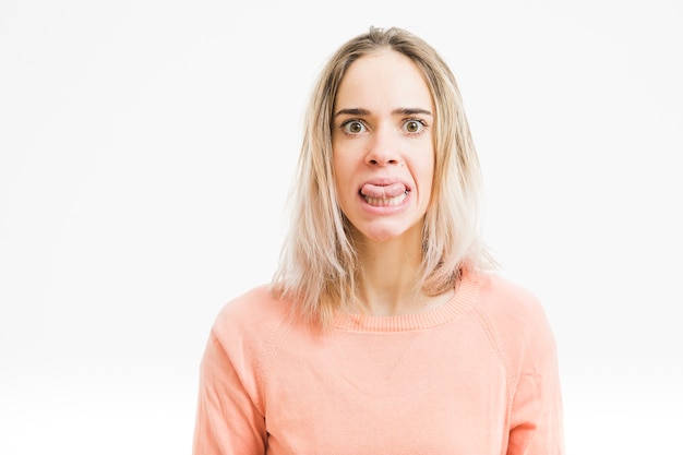 Mujer haciendo gesto con lengua