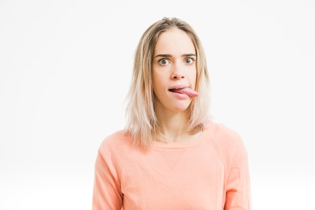 Mujer haciendo gesto con lengua