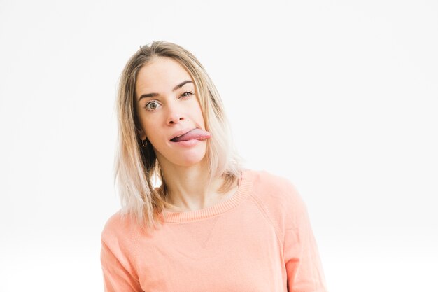 Mujer haciendo gesto con lengua