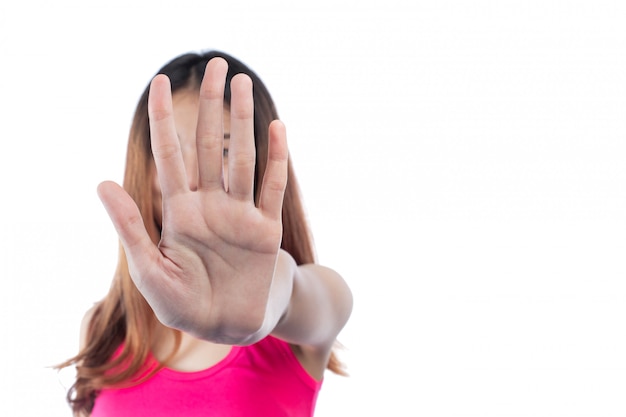 Mujer haciendo gesto de parada con su mano.