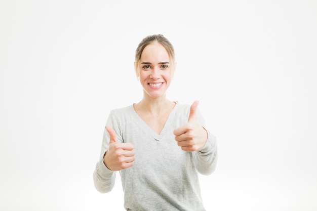 Mujer haciendo gesto de pulgar arriba