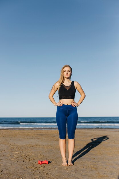 Mujer haciendo gimnástica en la playa